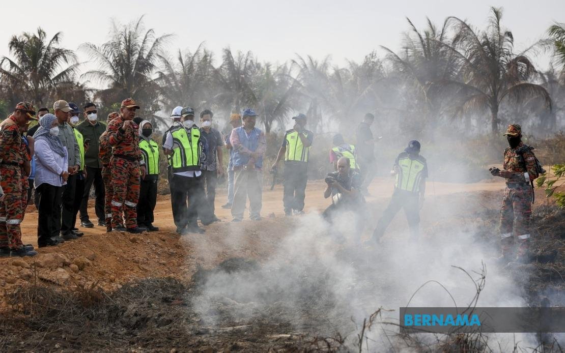 Malaysia Considers Cloud Seeding as Kuantan Peatland Fire Spreads